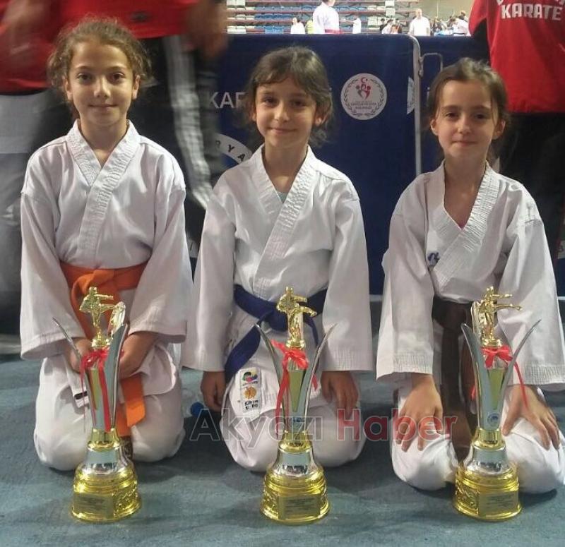  Akyazı Karateciler Madalyaya Doymuyor