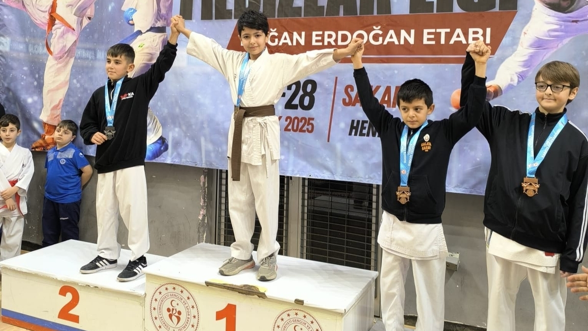 Akyazı karateciler şampiyonaya damga vurdu