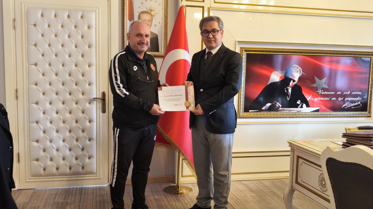 Akyazı Kaymakamı Mustafa İkbal Eşki Karate Şampiyonlarını tebrik etti