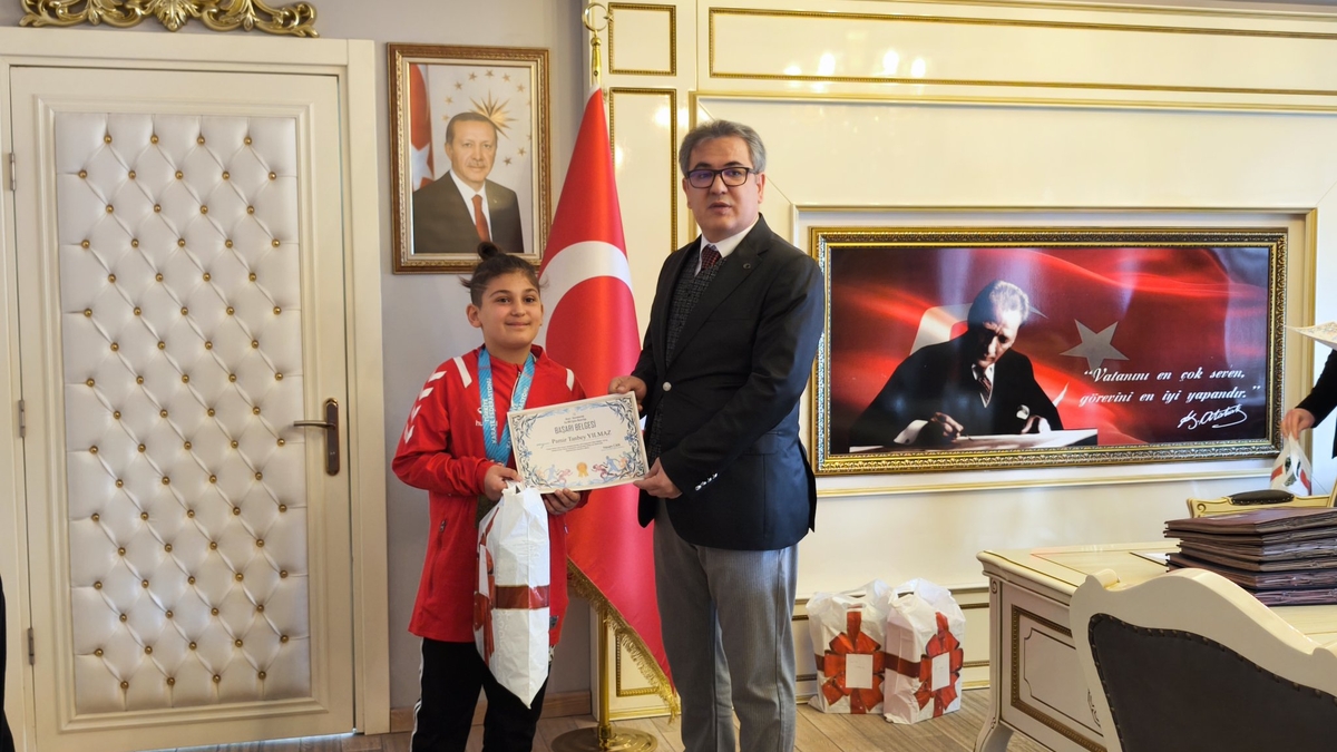 Akyazı Kaymakamı Mustafa İkbal Eşki Karate Şampiyonlarını tebrik etti