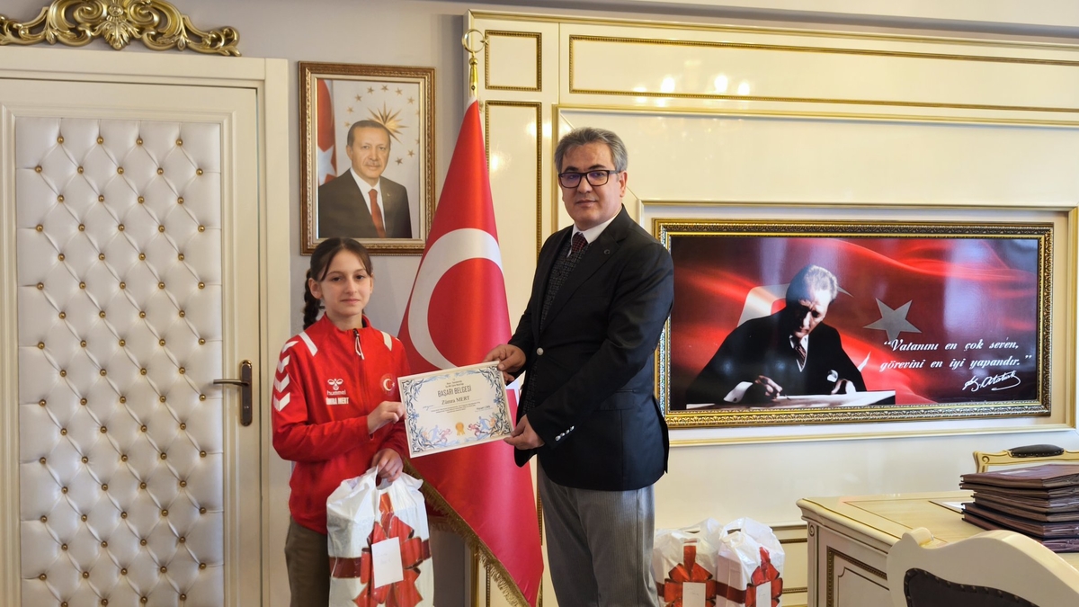 Akyazı Kaymakamı Mustafa İkbal Eşki Karate Şampiyonlarını tebrik etti