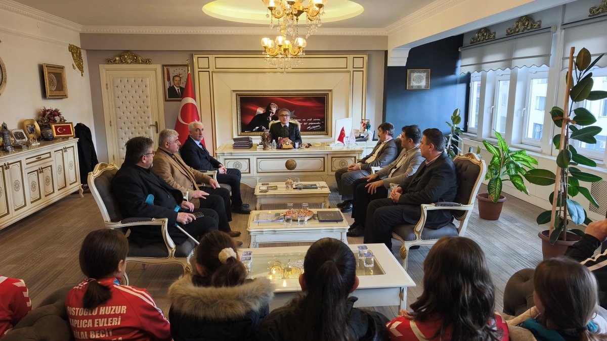 Akyazı Kaymakamı Mustafa İkbal Eşki Karate Şampiyonlarını tebrik etti