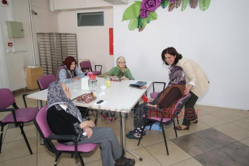 AKYAZI KENT KONSEYİNDEN ANNELER GÜNÜNDE HUZUREVİNE ANLAMLI ZİYARET