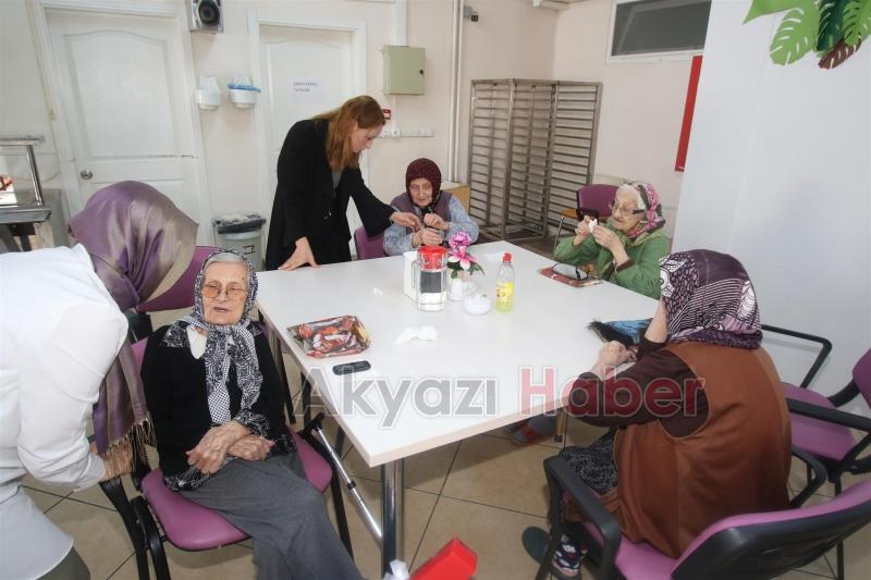 AKYAZI KENT KONSEYİNDEN ANNELER GÜNÜNDE HUZUREVİNE ANLAMLI ZİYARET