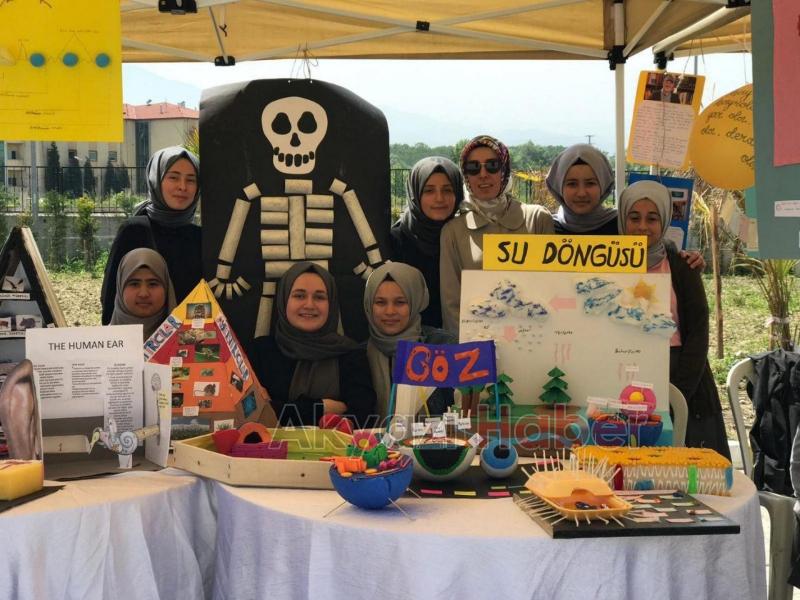 Akyazı Kız Anadolu İmam Hatip Lisesinde kültür ve sanat şenliği düzenlendi