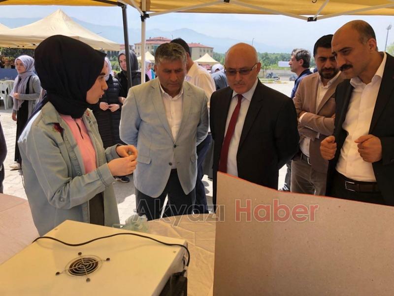 Akyazı Kız Anadolu İmam Hatip Lisesinde kültür ve sanat şenliği düzenlendi