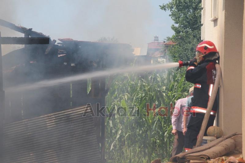 Akyazı Kuzuluk Mahallesinde Yangın