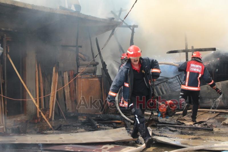 Akyazı Kuzuluk Mahallesinde Yangın