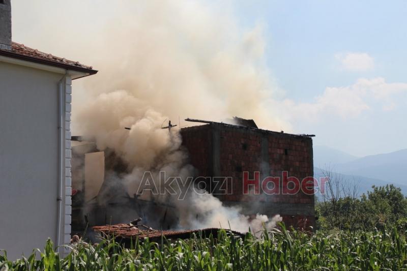 Akyazı Kuzuluk Mahallesinde Yangın
