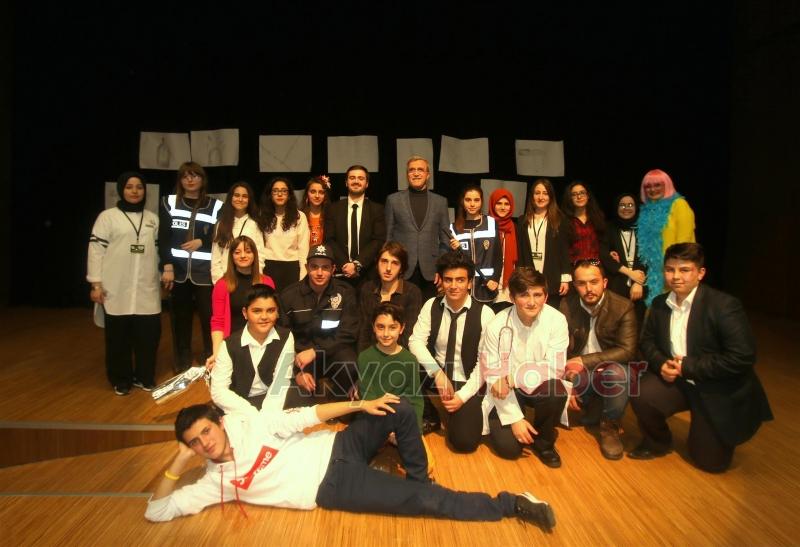 AKYAZI LI ÖĞRENCİLERDEN MUHTEŞEM TİYATRO GÖSTERİSİ