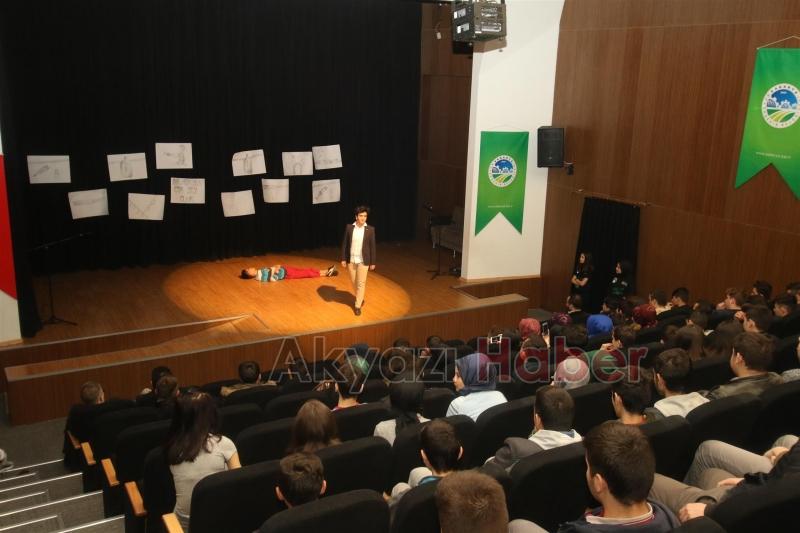 AKYAZI LI ÖĞRENCİLERDEN MUHTEŞEM TİYATRO GÖSTERİSİ