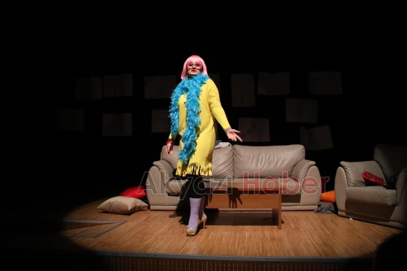 AKYAZI LI ÖĞRENCİLERDEN MUHTEŞEM TİYATRO GÖSTERİSİ