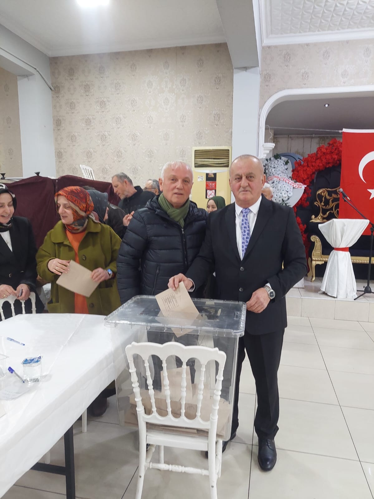 Akyazı Manifatura ve Konfeksiyoncular Odası'nda İsmet Öztürk güven tazeledi