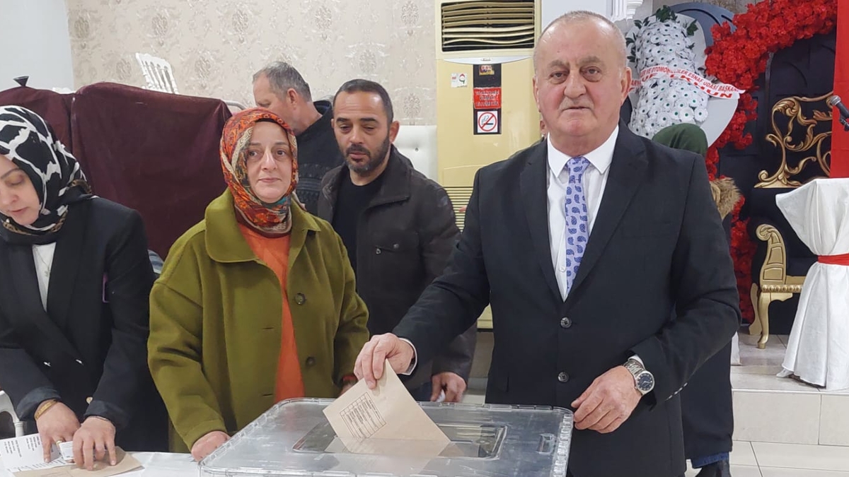 Akyazı Manifatura ve Konfeksiyoncular Odası'nda İsmet Öztürk güven tazeledi