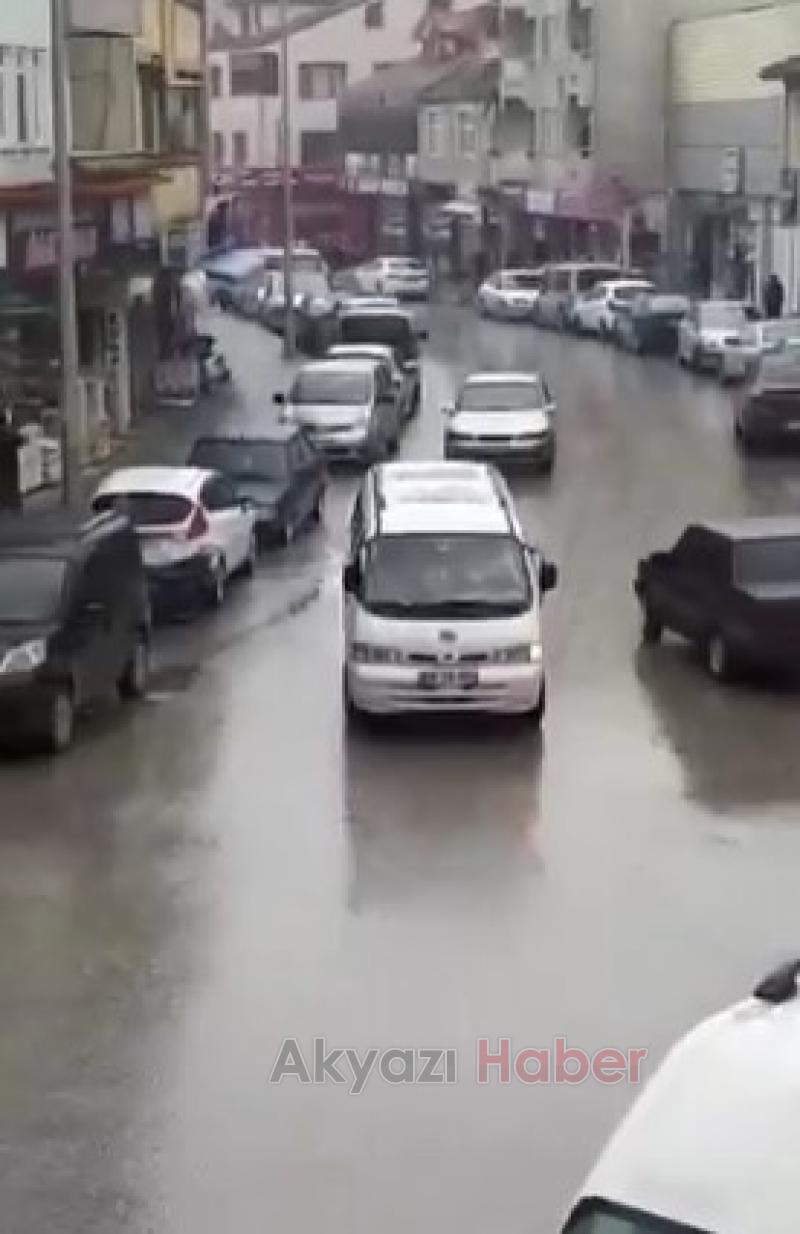 Akyazı Merkez Çarşıda Herkes  