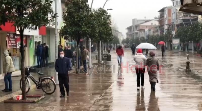 Akyazı Merkez Çarşıda Herkes  