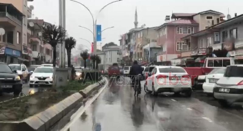 Akyazı Merkez Çarşıda Herkes  