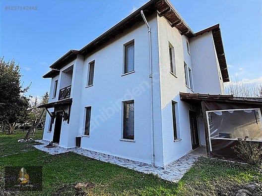 Akyazı Merkezde satılık villa!
