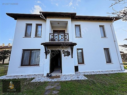 Akyazı Merkezde satılık villa!
