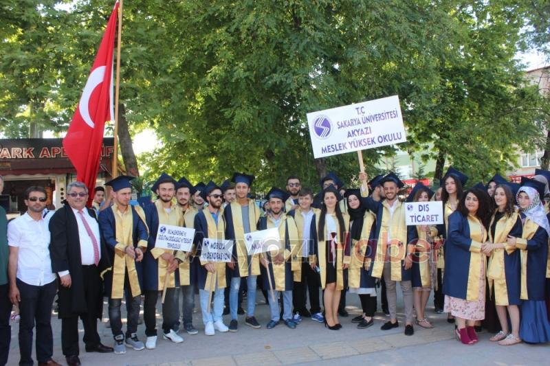 Akyazı Meslek Yüksekokulunda Mezuniyet Coşkusu