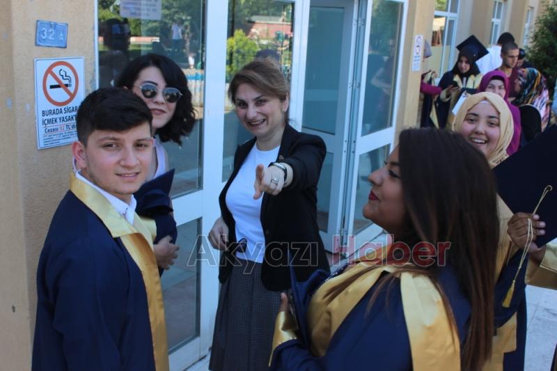 Akyazı Meslek Yüksekokulunda Mezuniyet Coşkusu
