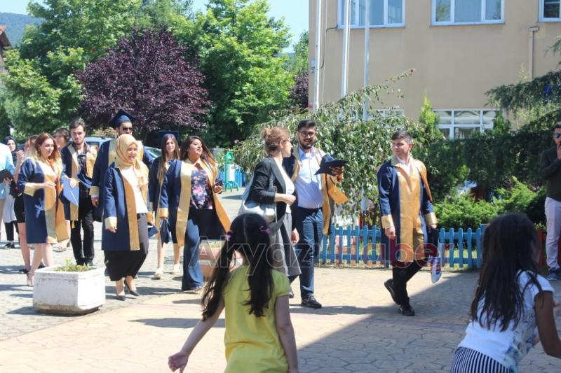Akyazı Meslek Yüksekokulunda Mezuniyet Coşkusu