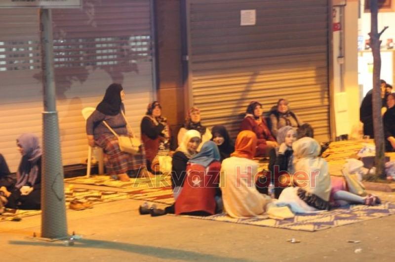 Akyazı Milli İradeye Sahip Çıktı,Vatandaşlar Çarşı İçinde Sabahladı