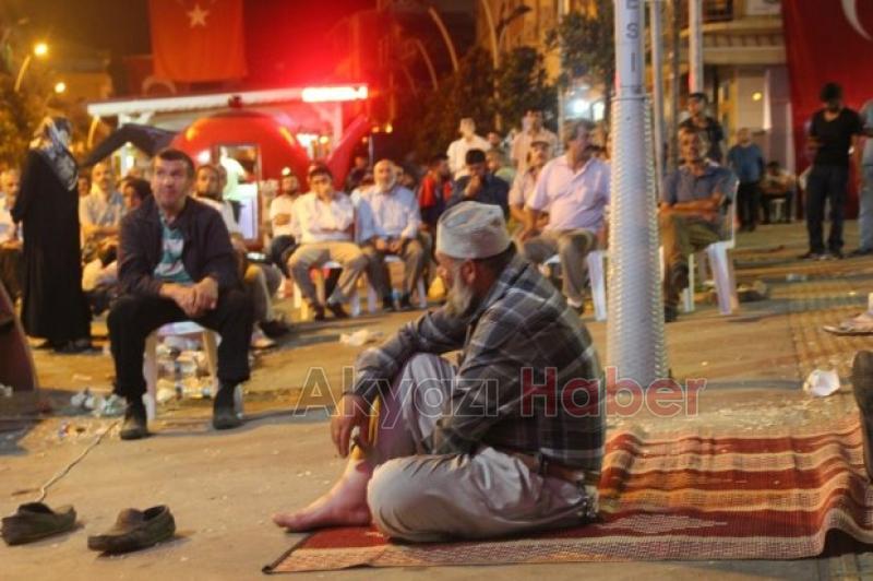 Akyazı Milli İradeye Sahip Çıktı,Vatandaşlar Çarşı İçinde Sabahladı
