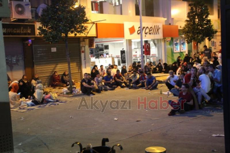 Akyazı Milli İradeye Sahip Çıktı,Vatandaşlar Çarşı İçinde Sabahladı