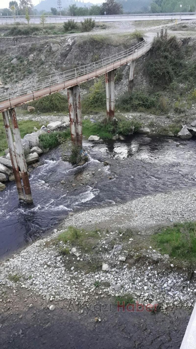  Akyazı Mudurnu Deresi Simsiyah Akıyor