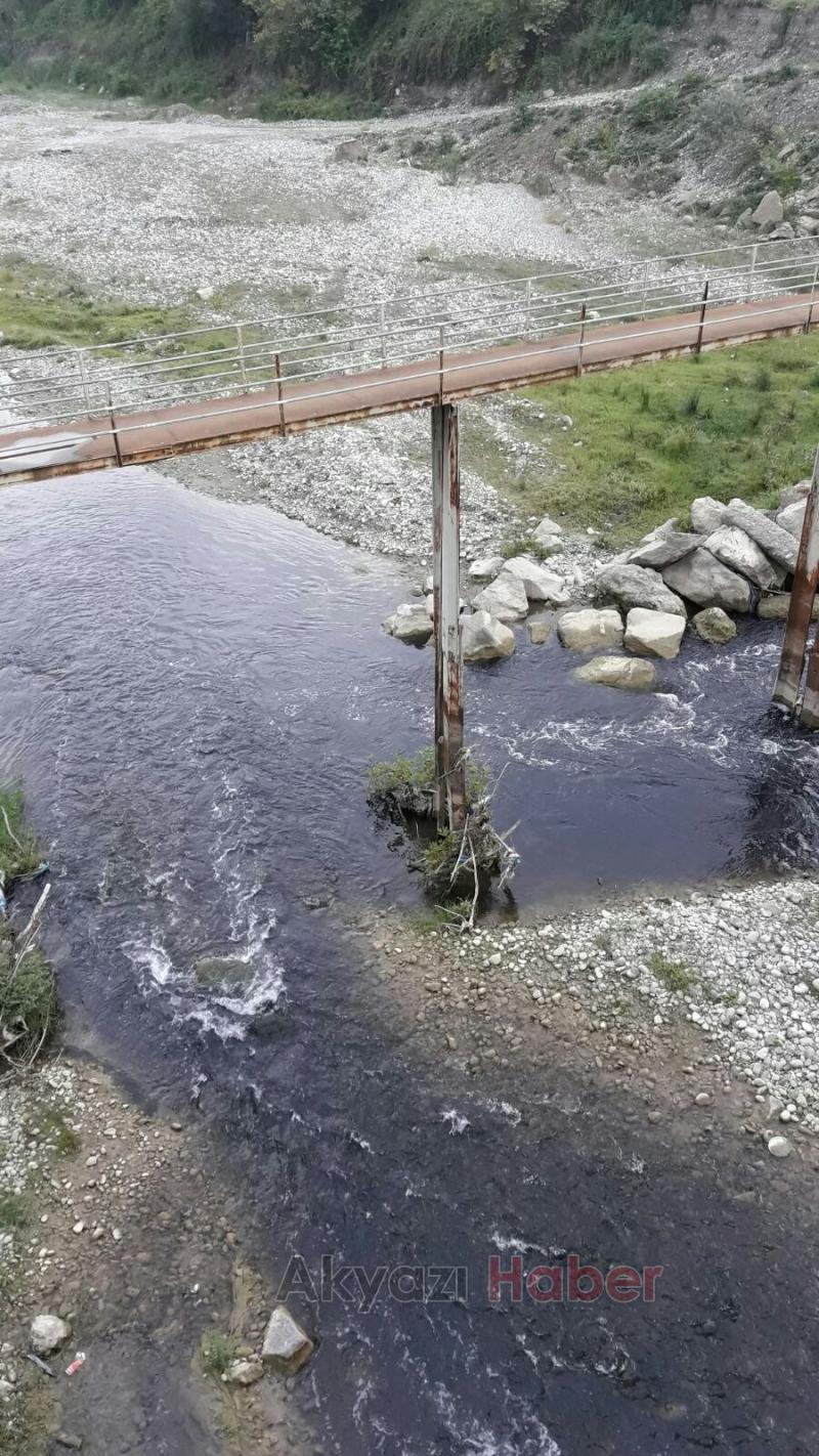  Akyazı Mudurnu Deresi Simsiyah Akıyor