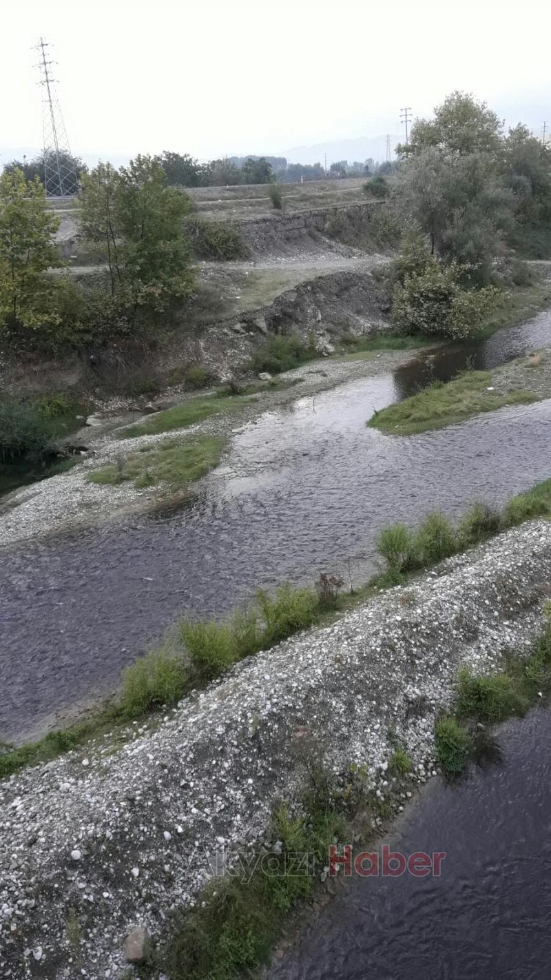  Akyazı Mudurnu Deresi Simsiyah Akıyor