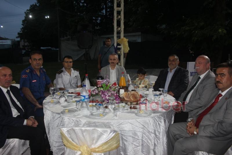 Akyazı Muhtarlar Derneği İftarına Yoğun İlgi