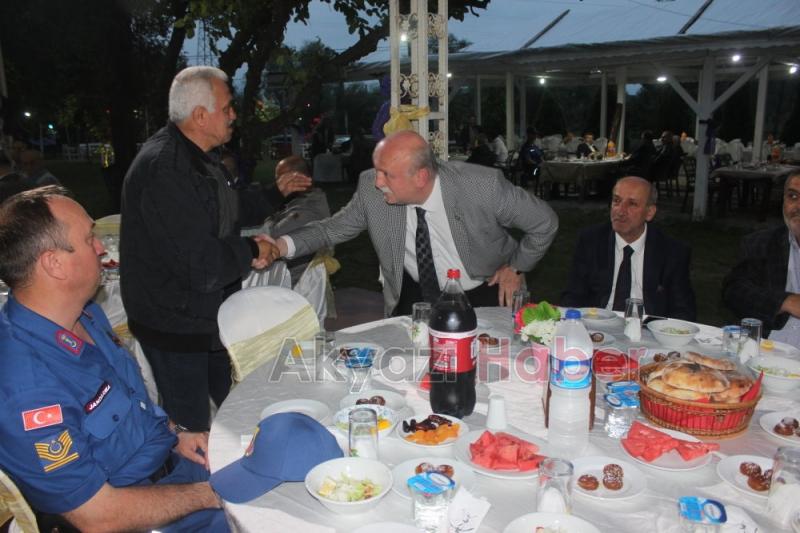 Akyazı Muhtarlar Derneği İftarına Yoğun İlgi