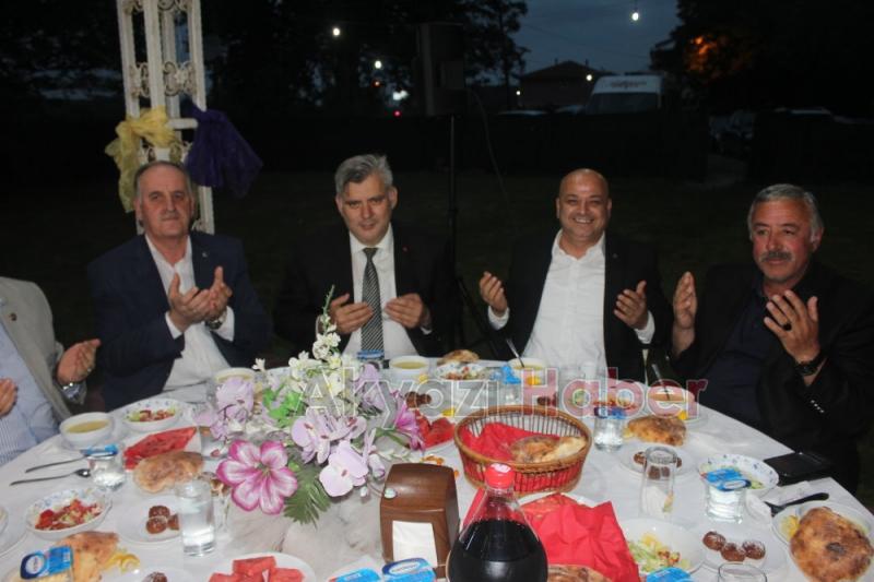 Akyazı Muhtarlar Derneği İftarına Yoğun İlgi