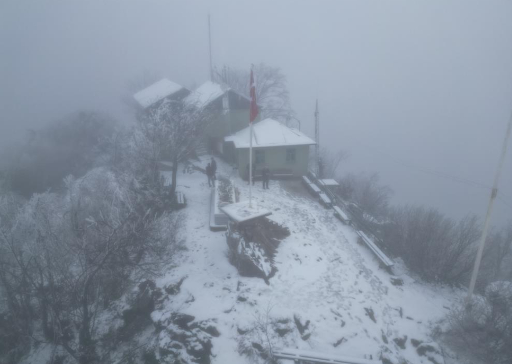 Akyazı'nın yüksek kesimleri karla kaplandı