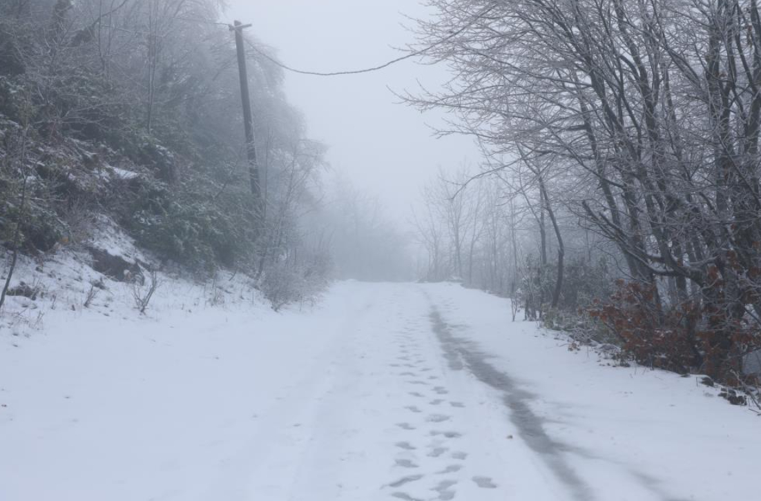 Akyazı'nın yüksek kesimleri karla kaplandı