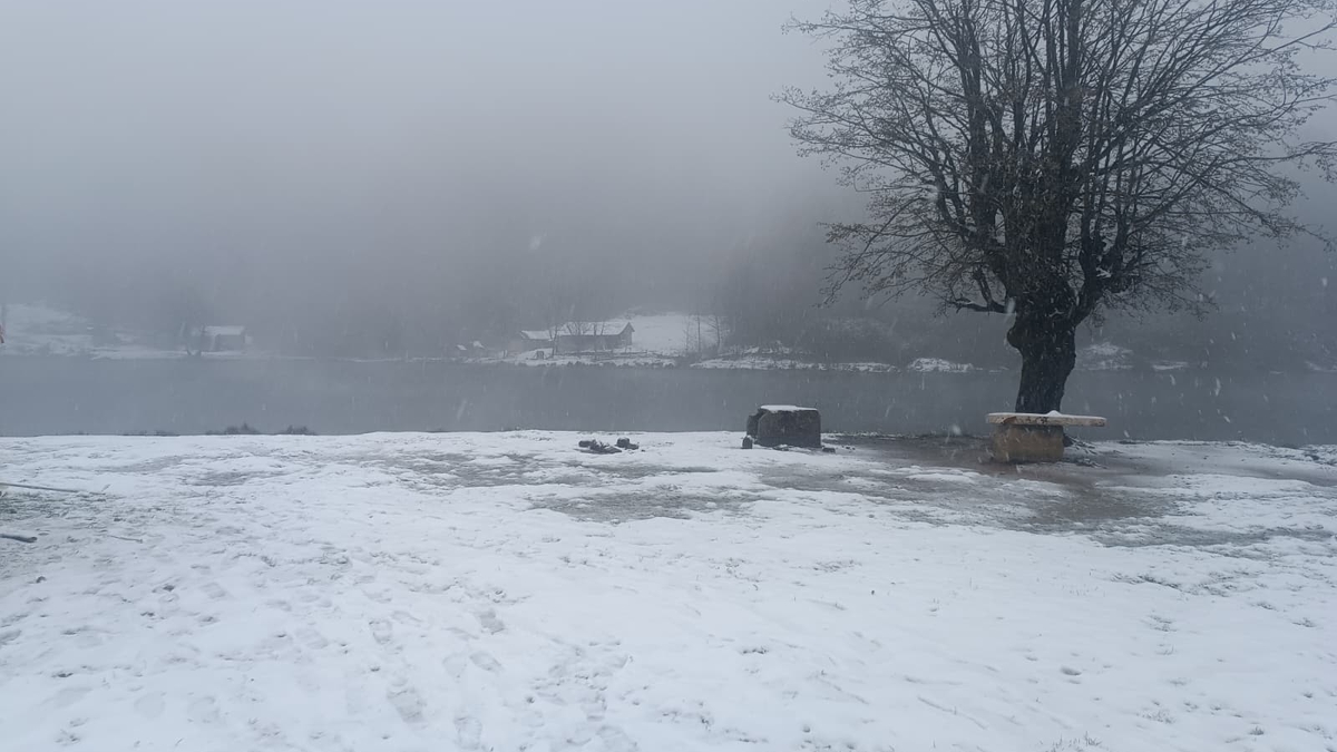 Akyazı'nın yüksek kesimlerinde kar etkili oluyor