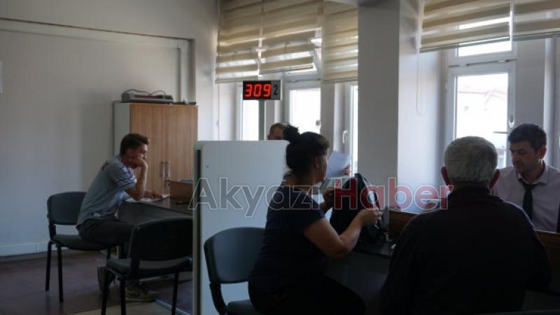 Akyazı Nüfus Müdürlüğünde  Ehliyet ve pasaport çilesi
