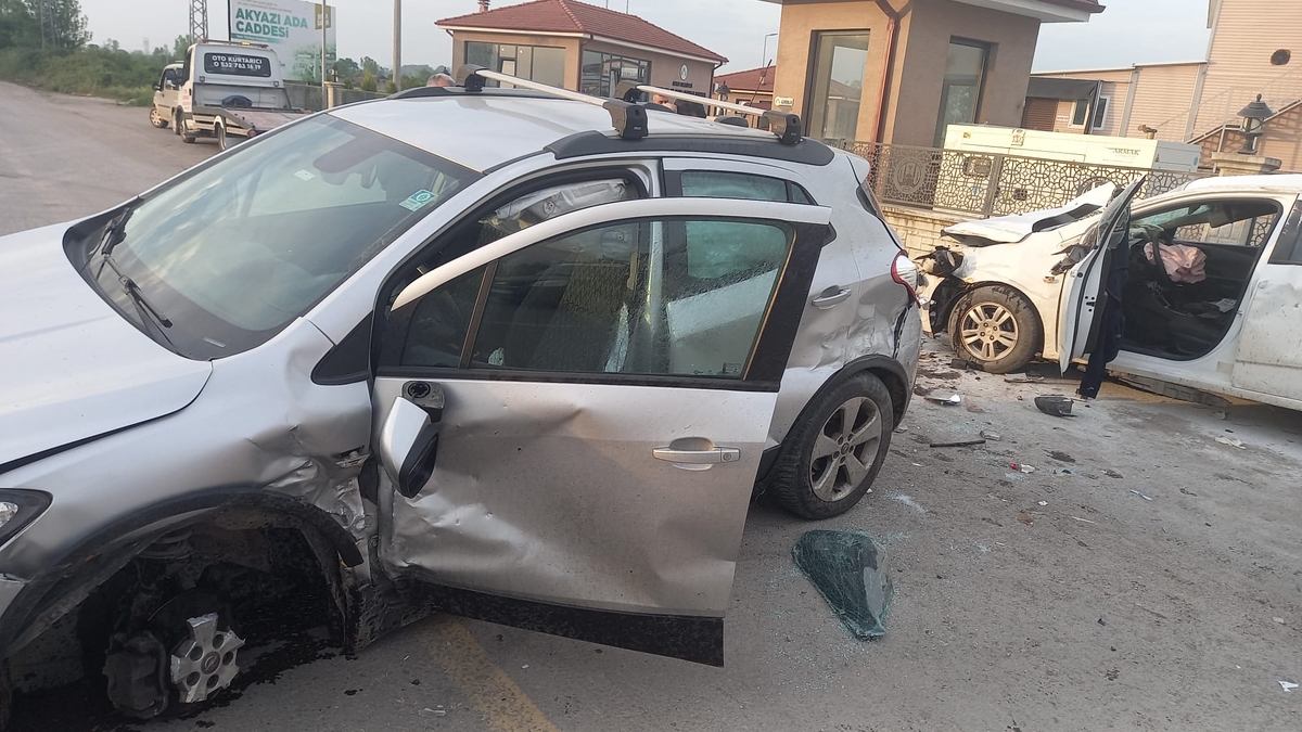 Akyazı Ormanköy yolunda feci kaza: 2 yaralı