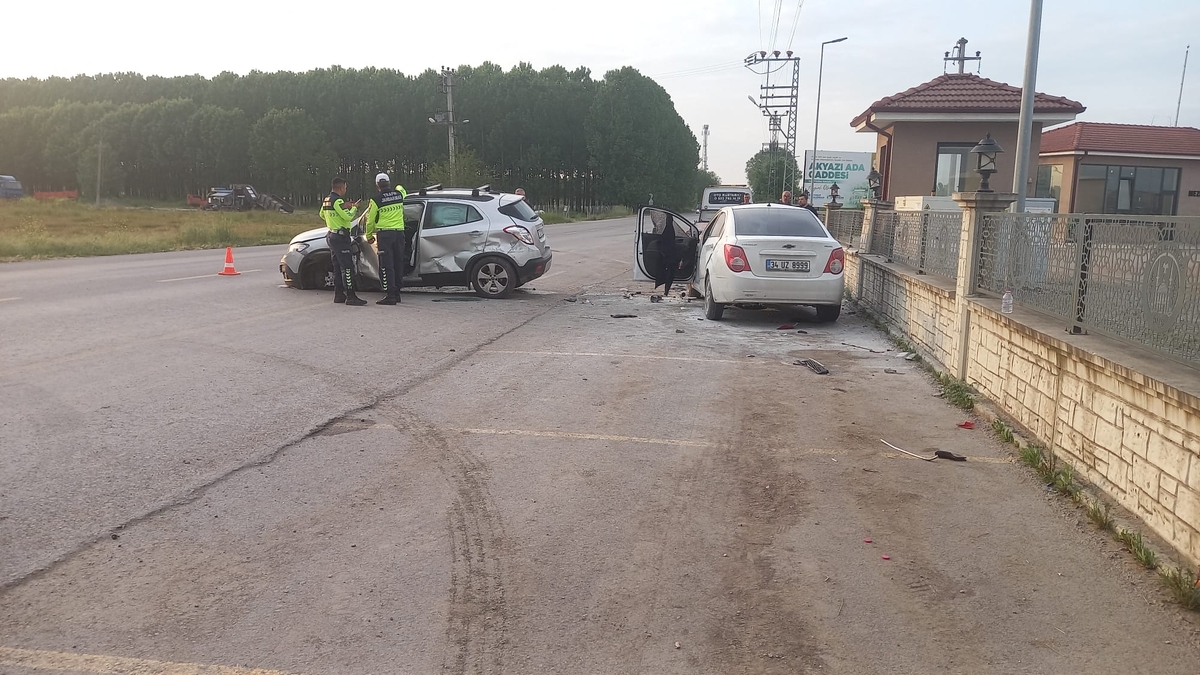 Akyazı Ormanköy yolunda feci kaza: 2 yaralı