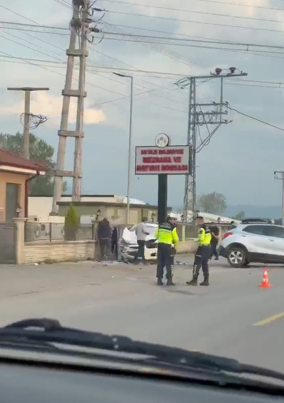 Akyazı Ormanköy yolunda feci kaza: 2 yaralı