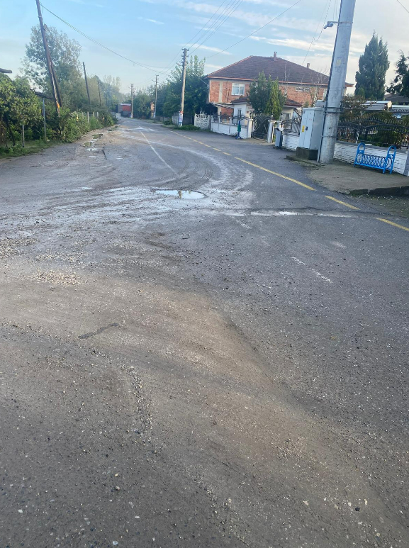 Akyazı Osmanbey Mahallesi’nde vatandaşlar, bozuk ve çamurlaşan yollardan şikayetçi
