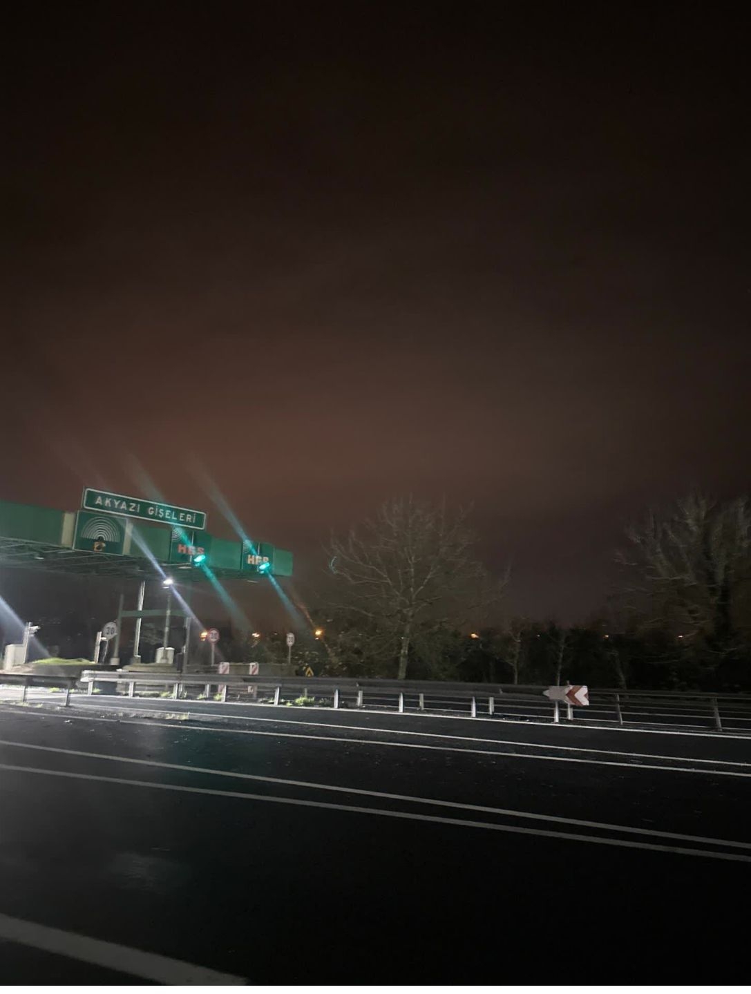 Akyazı otogara girmeyen yolcu otobüsü genç kızı gece vakti gişelerde indirdi