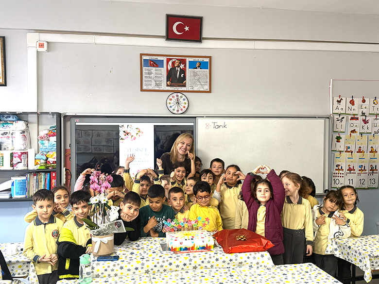Akyazı Paris İlköğretim Okulu 1/D sınıfı öğrencilerinden duygu dolu Öğretmenler Günü sürprizi
