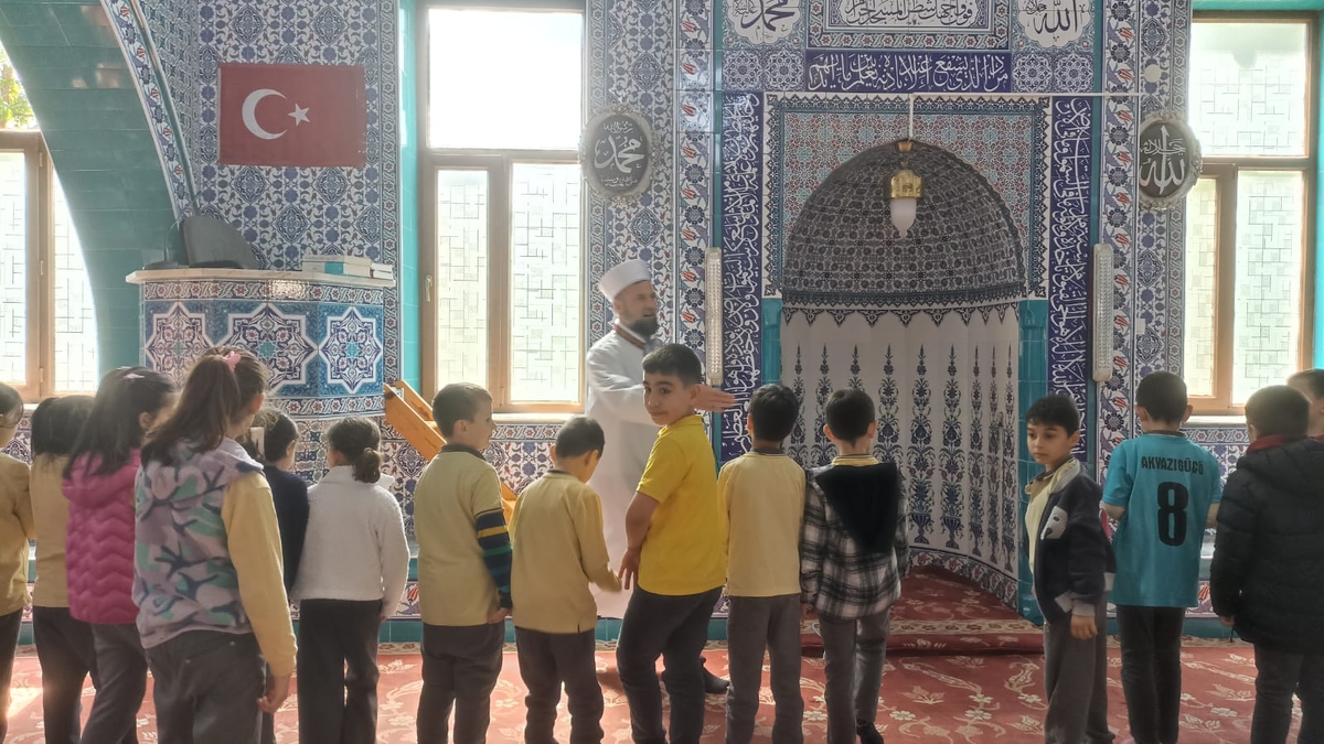 Akyazı Paris İlkokulu öğrencilerinden cami ziyareti