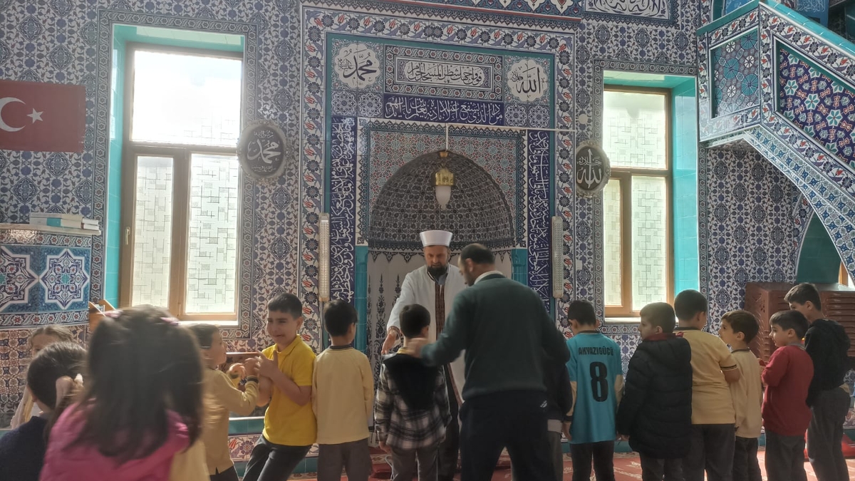 Akyazı Paris İlkokulu öğrencilerinden cami ziyareti