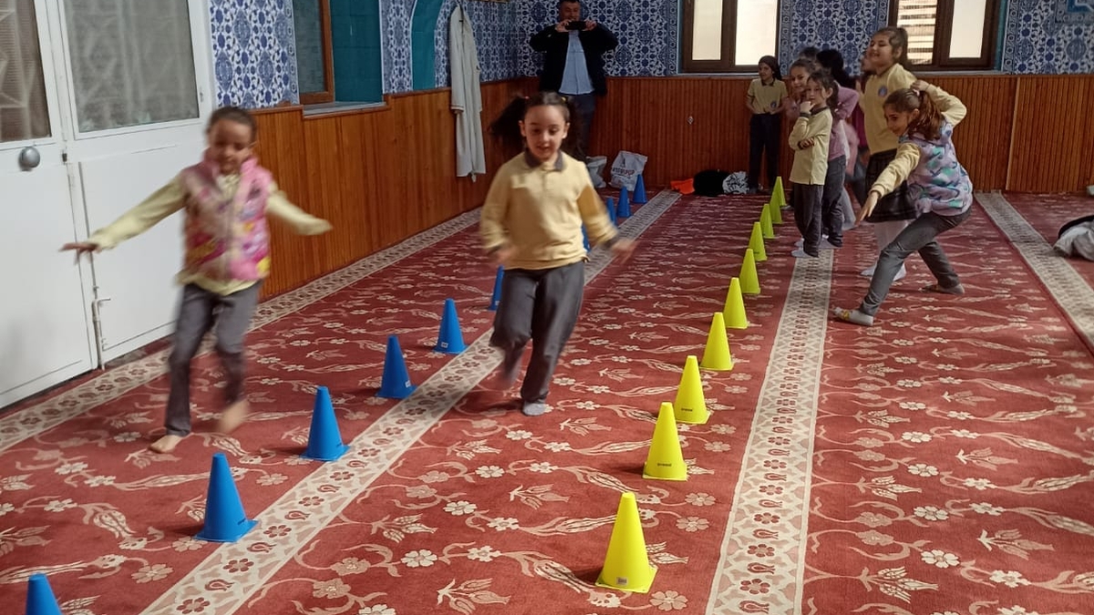 Akyazı Paris İlkokulu öğrencilerinden cami ziyareti