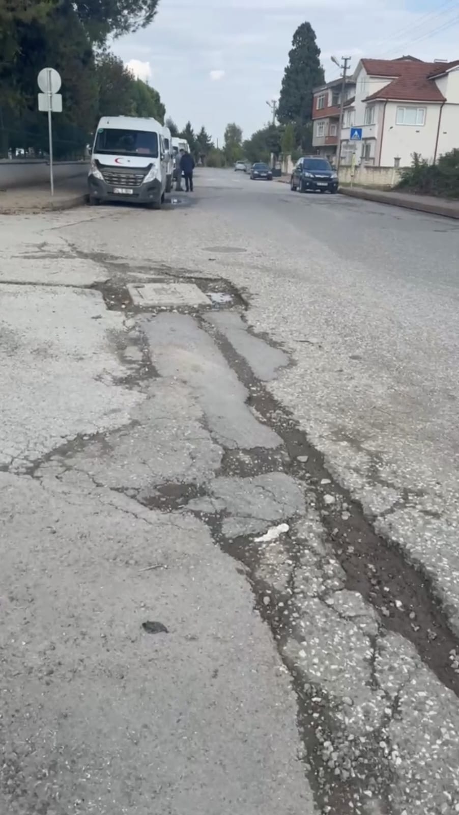 Akyazı Paris İlkokulu ve Ortaokulu önünde bozuk yol tepkisi