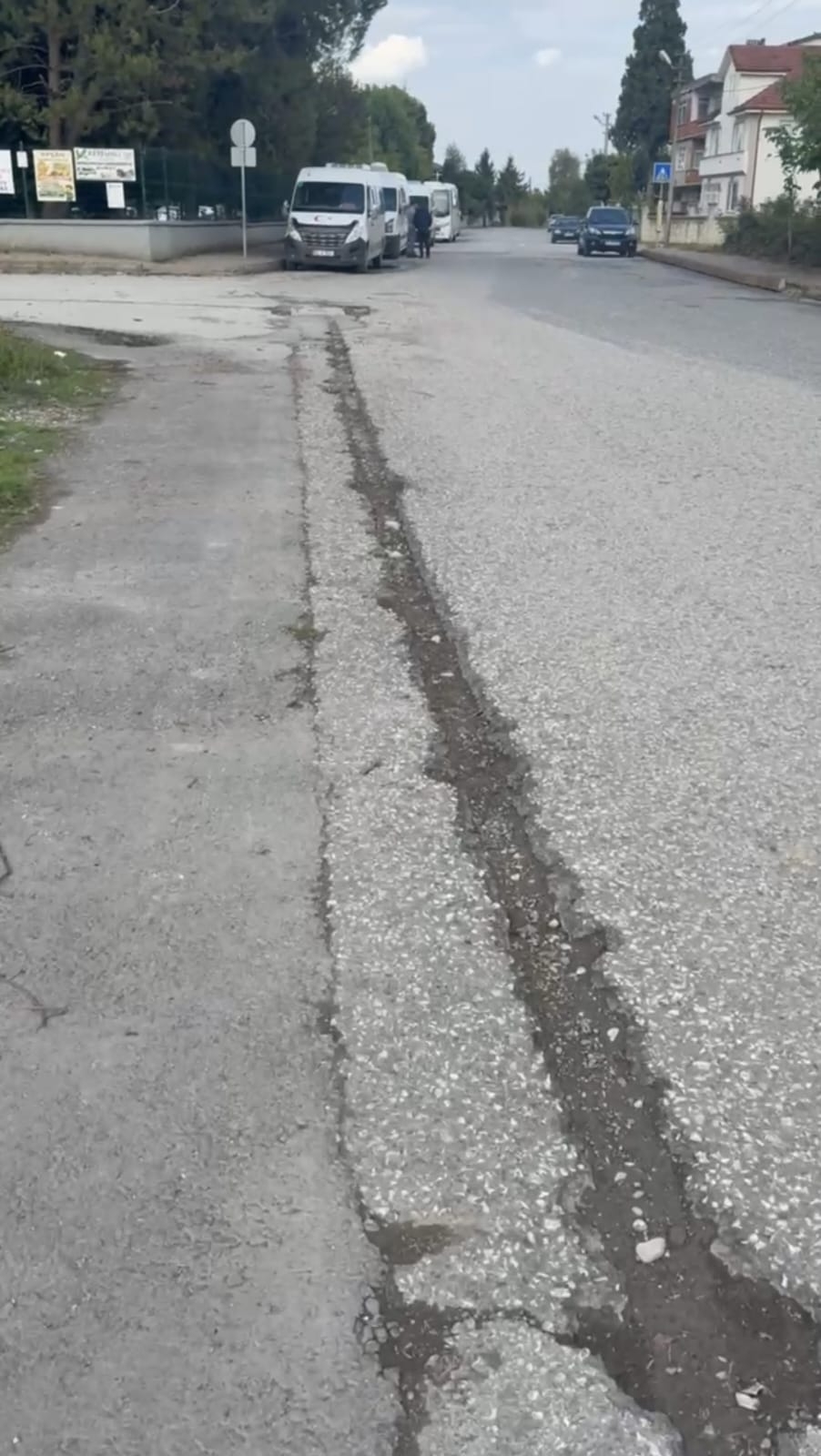 Akyazı Paris İlkokulu ve Ortaokulu önünde bozuk yol tepkisi